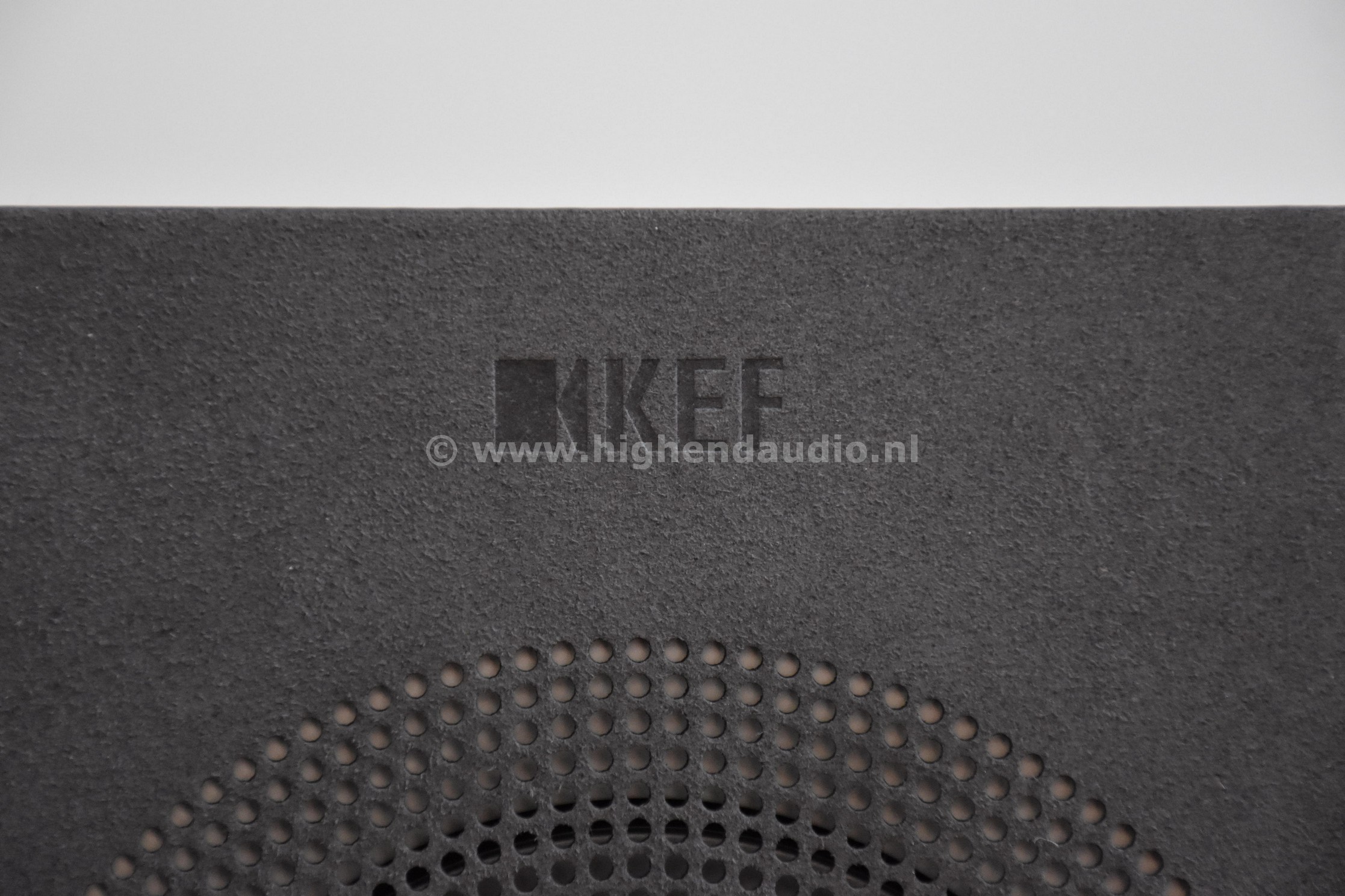 KEF-R5-XR501858K31N2G-XR501859K31N2G-frontcloseup_wm