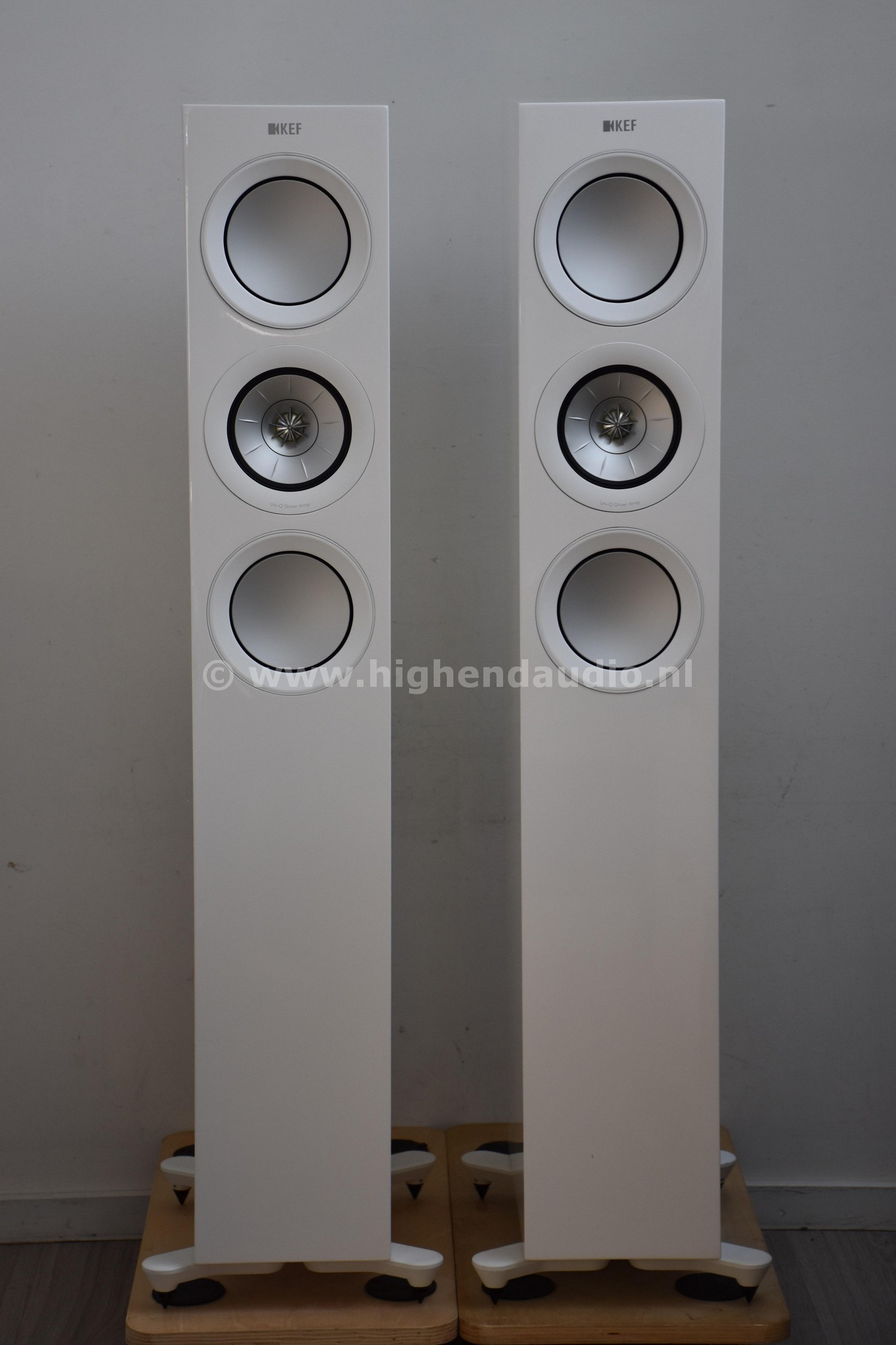 KEF-R5-XR501858K31N2G-XR501859K31N2G-frontwog_wm