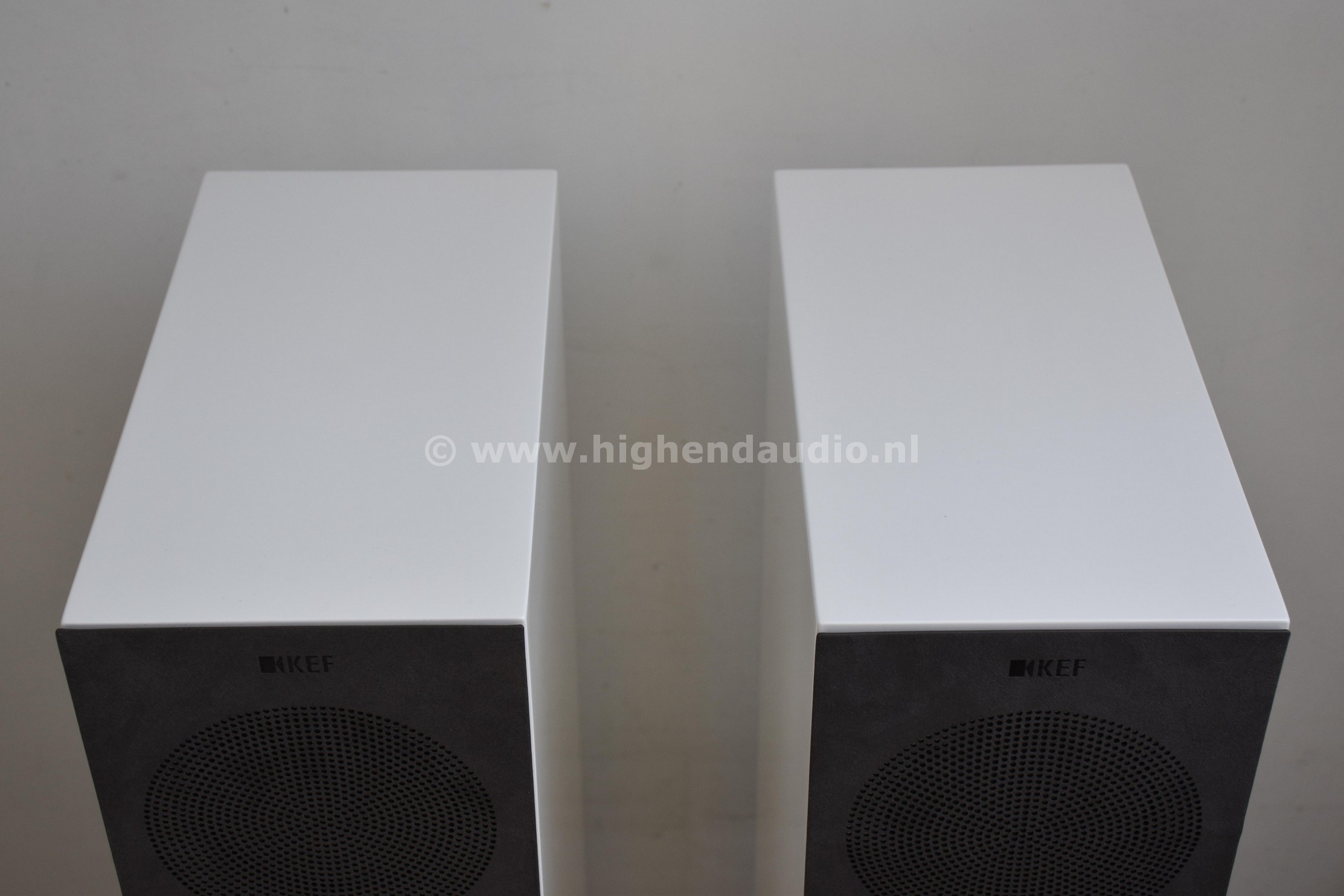 KEF-R5-XR501858K31N2G-XR501859K31N2G-top_wm