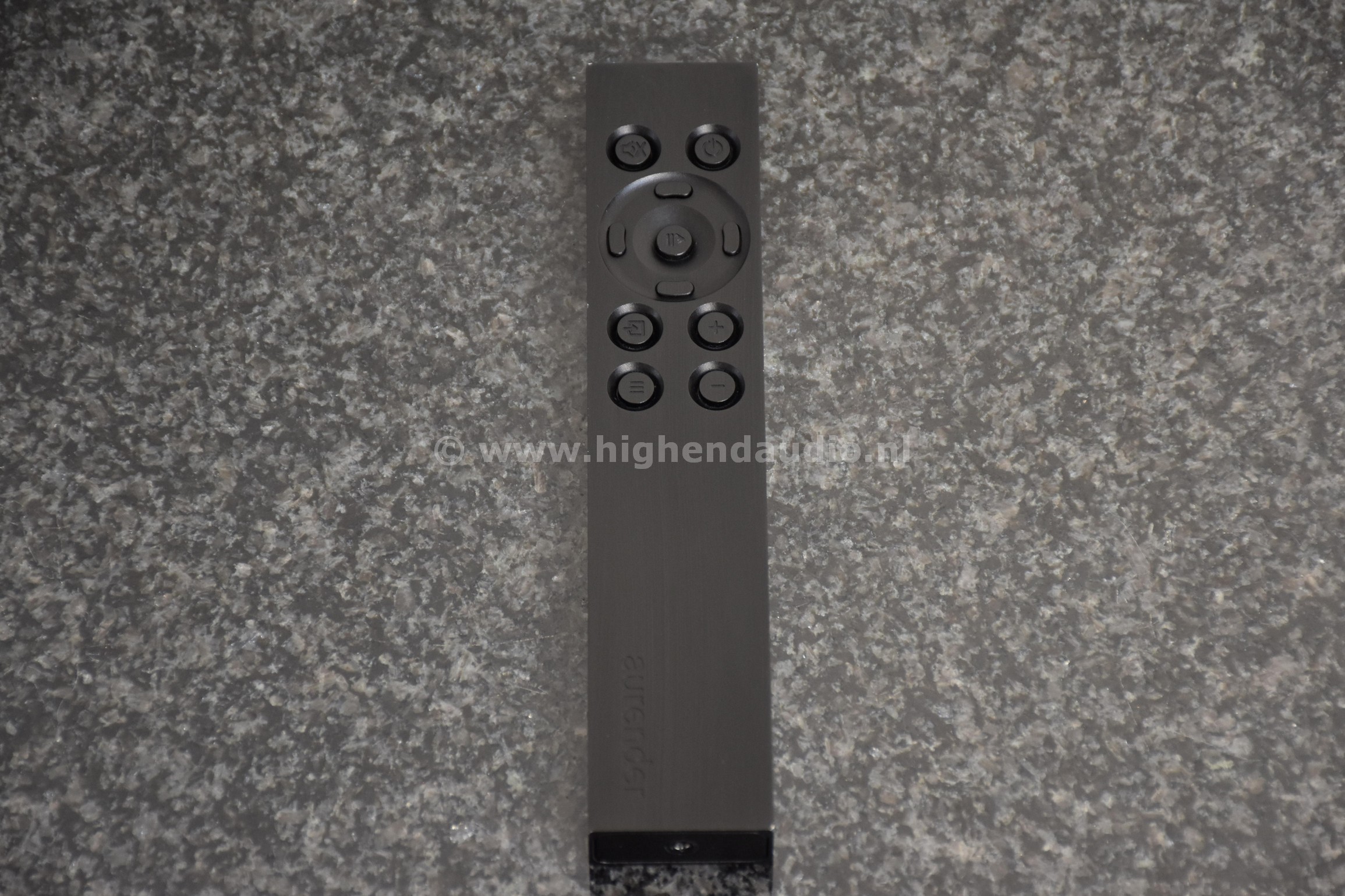 Aurender-A10-4Tb-ABE4A0044-II-remote_wm