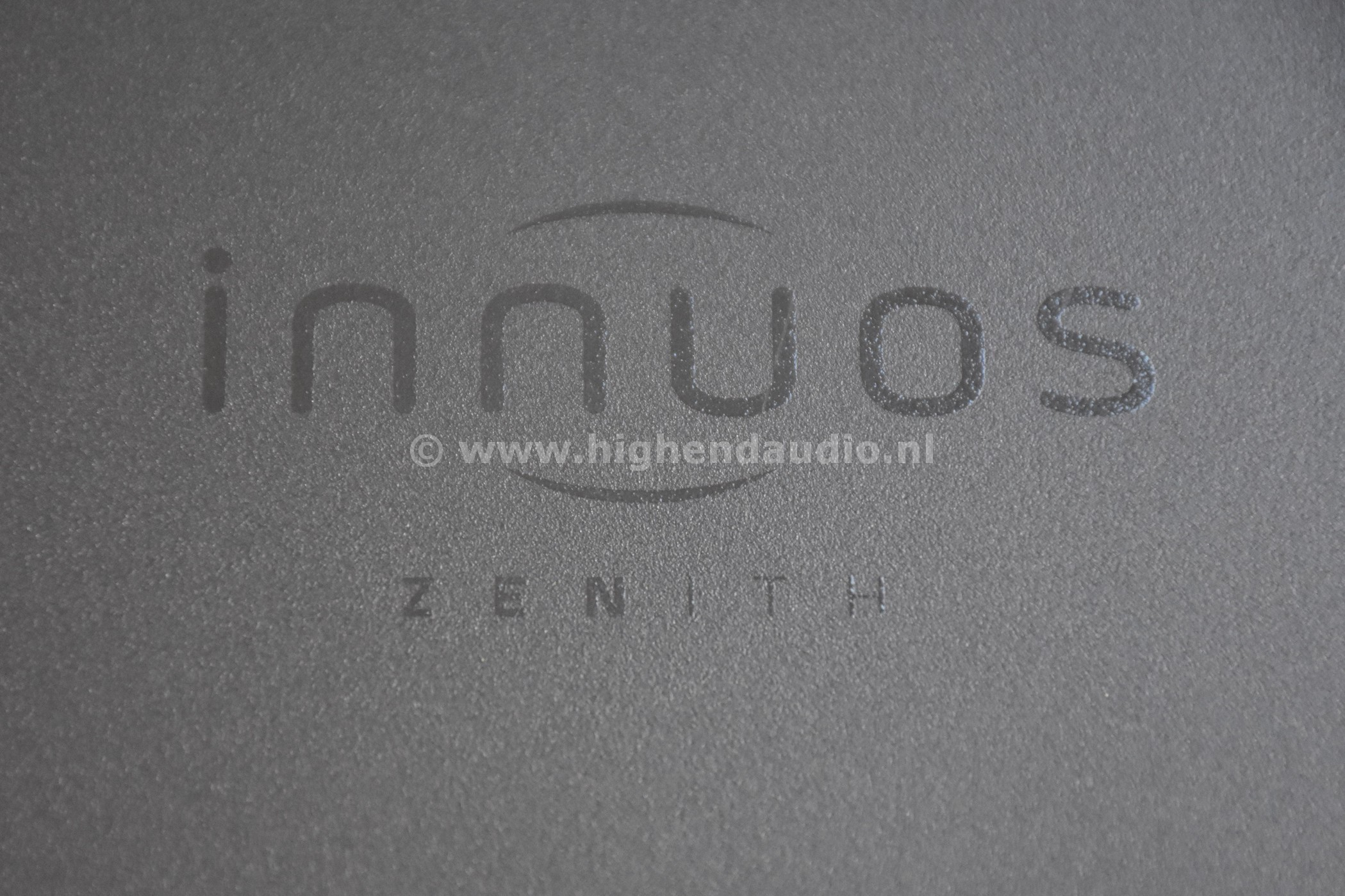 Innuos-ZenithMKII-1702000004109-topcloseup_wm