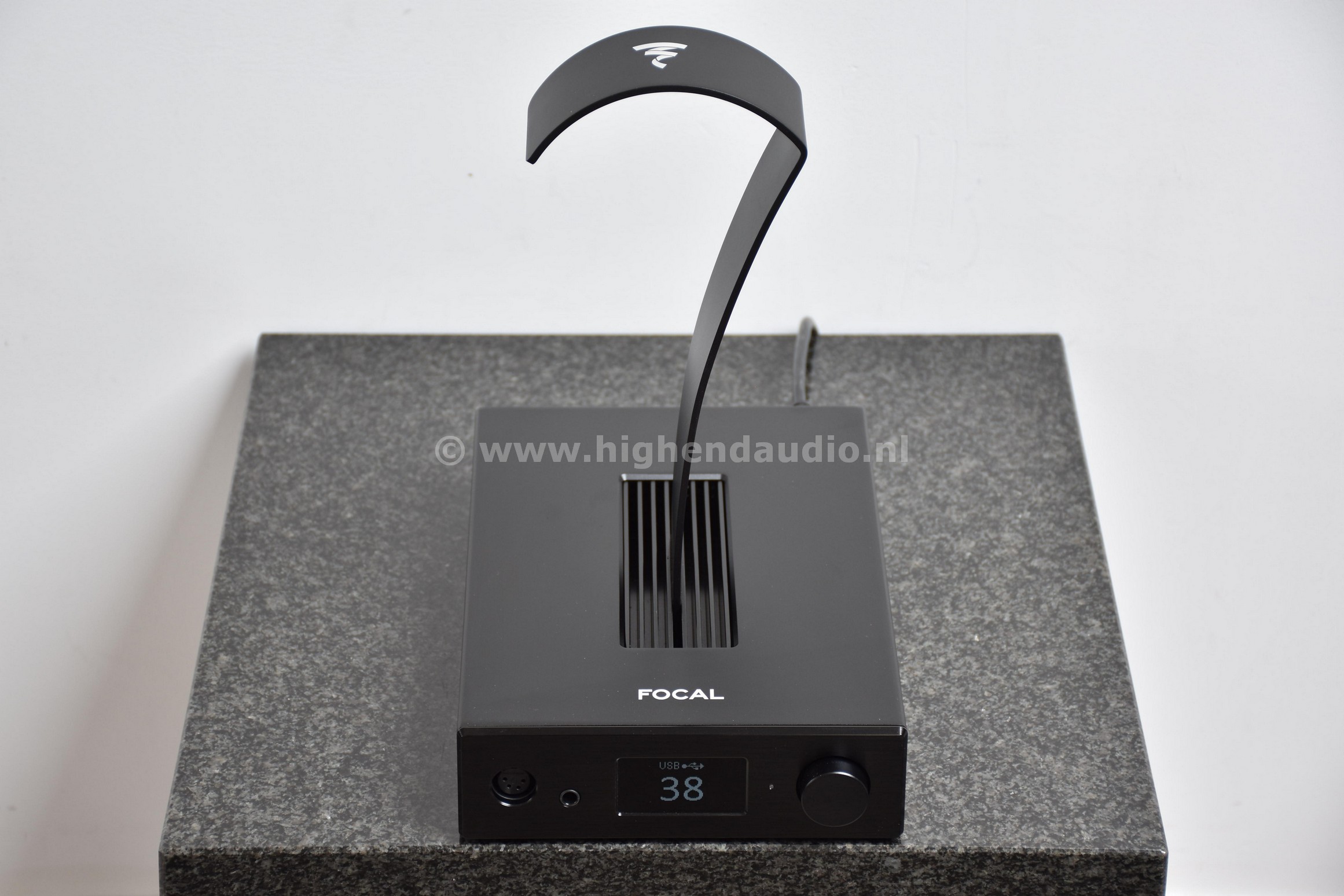 Focal-Arche-30208953V1000633-fronttopwstand_wm