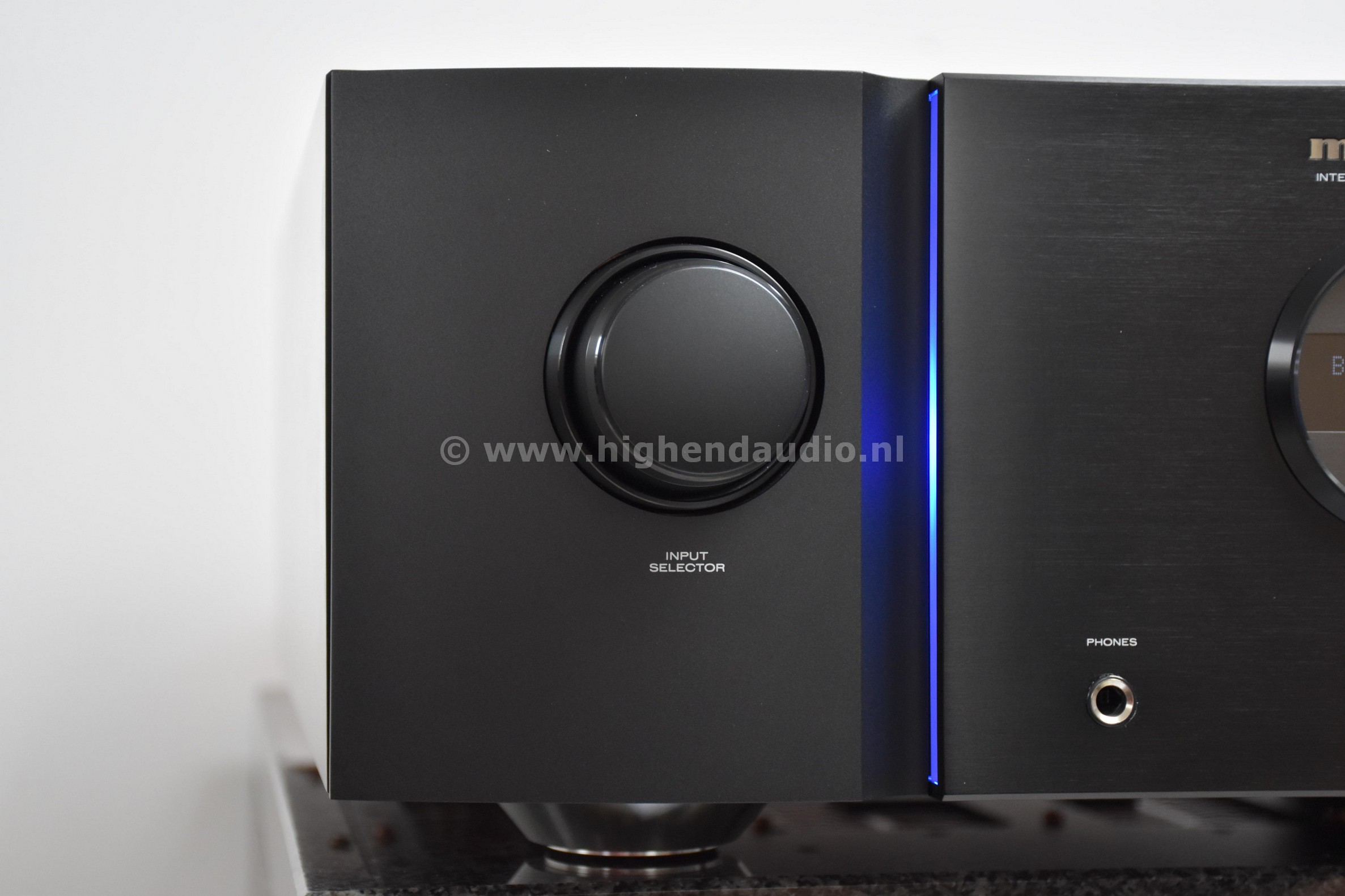 Marantz-PM10S1-AHE15170300137-sidebluelight_wm