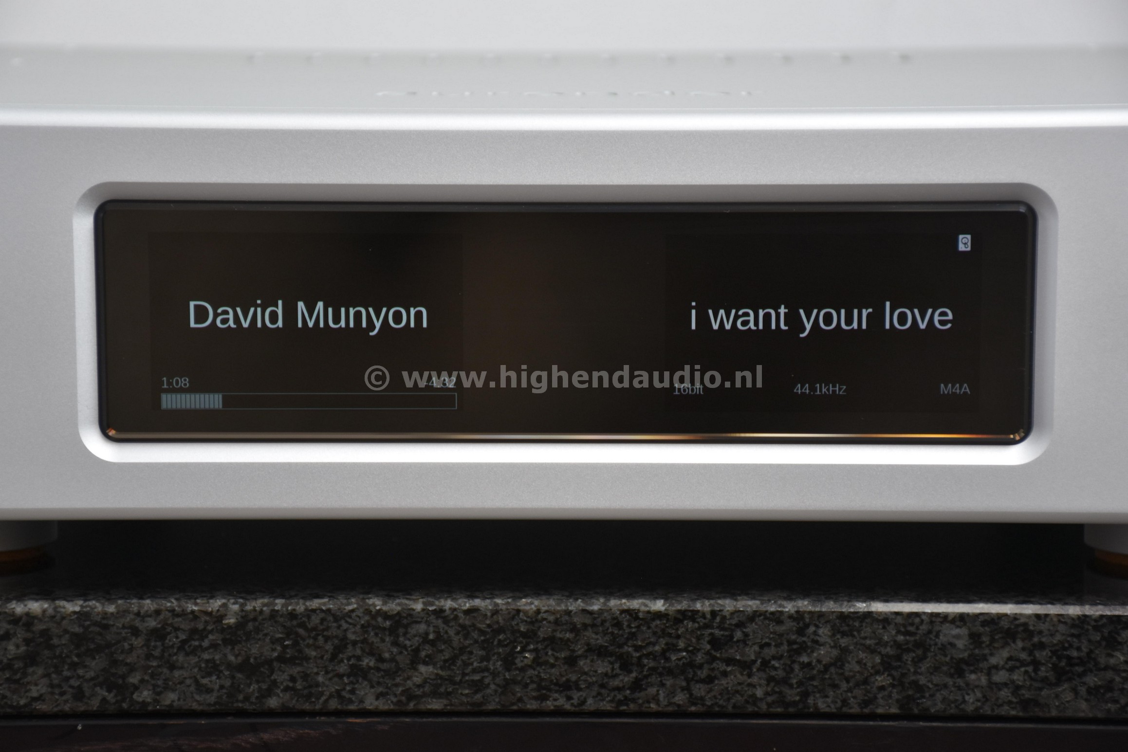 Aurender-W20-W2012TO0019-display1_wm