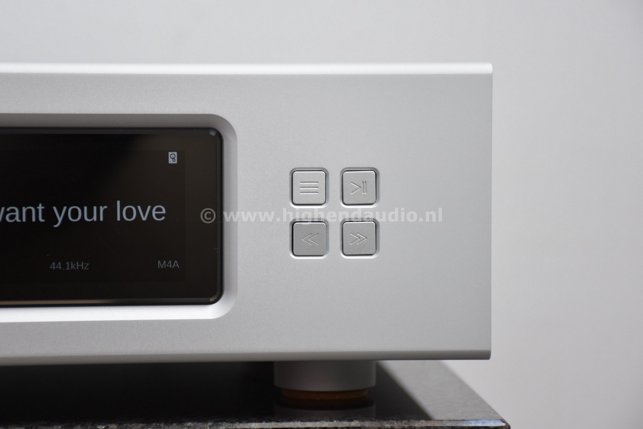 Aurender-W20-W2012TO0019-frontright_wm