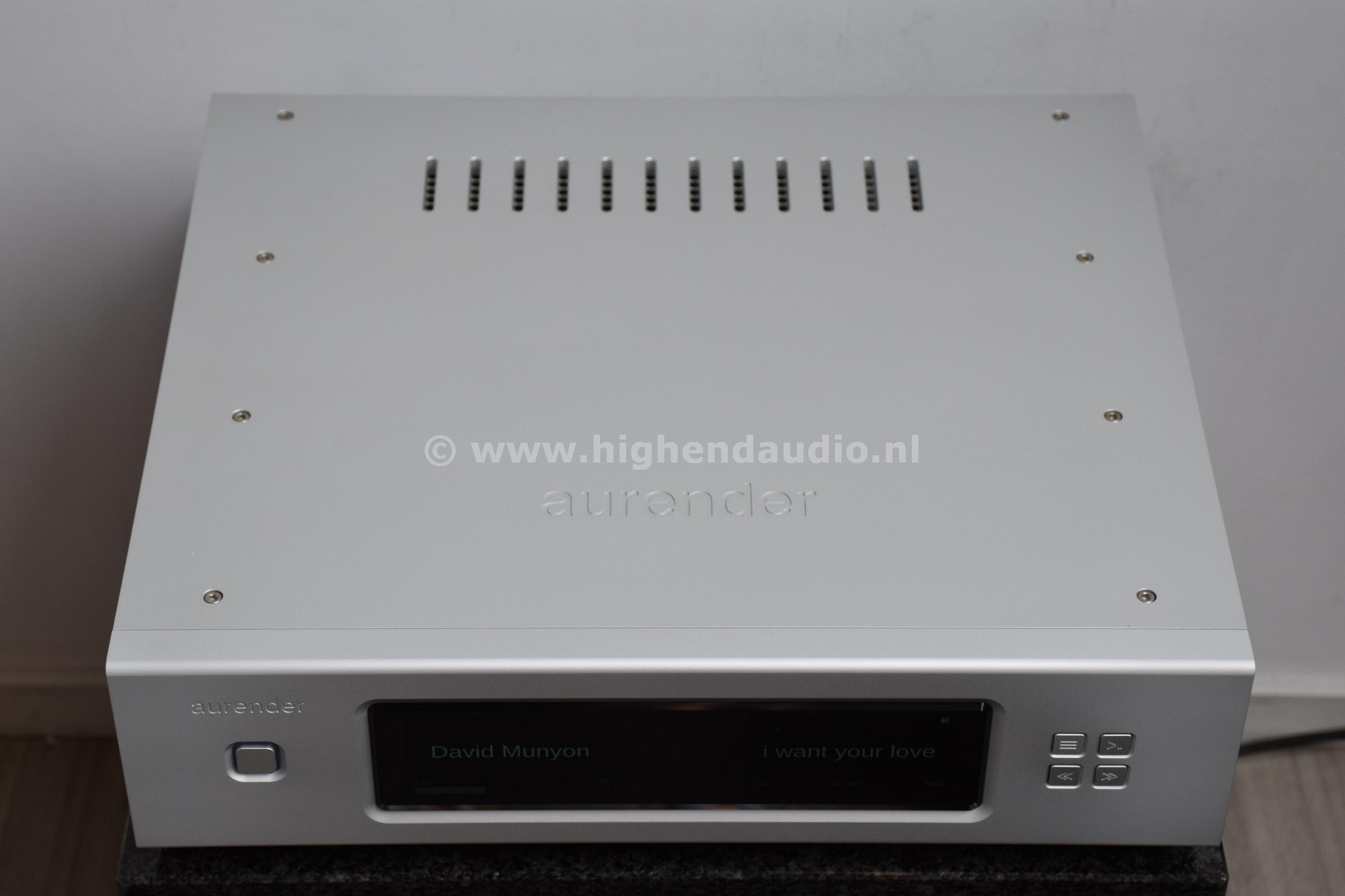 Aurender-W20-W2012TO0019-top_wm