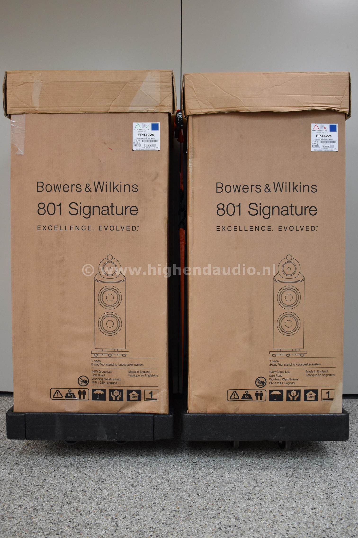 B&W-801D4Signature-3865-3866-box_wm