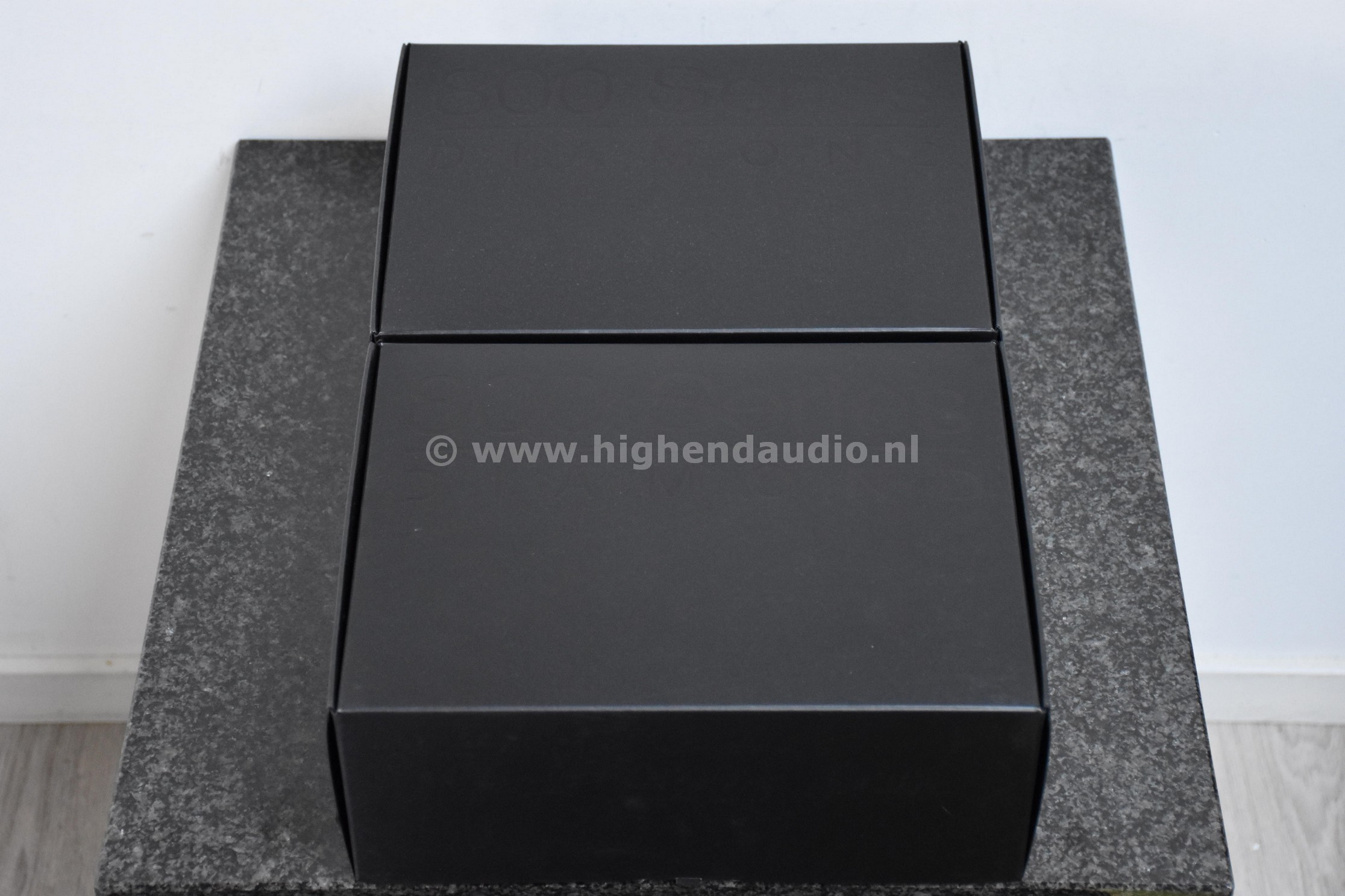 B&W-802Diamond-0006907-0006908-accessoriesboxes_wm