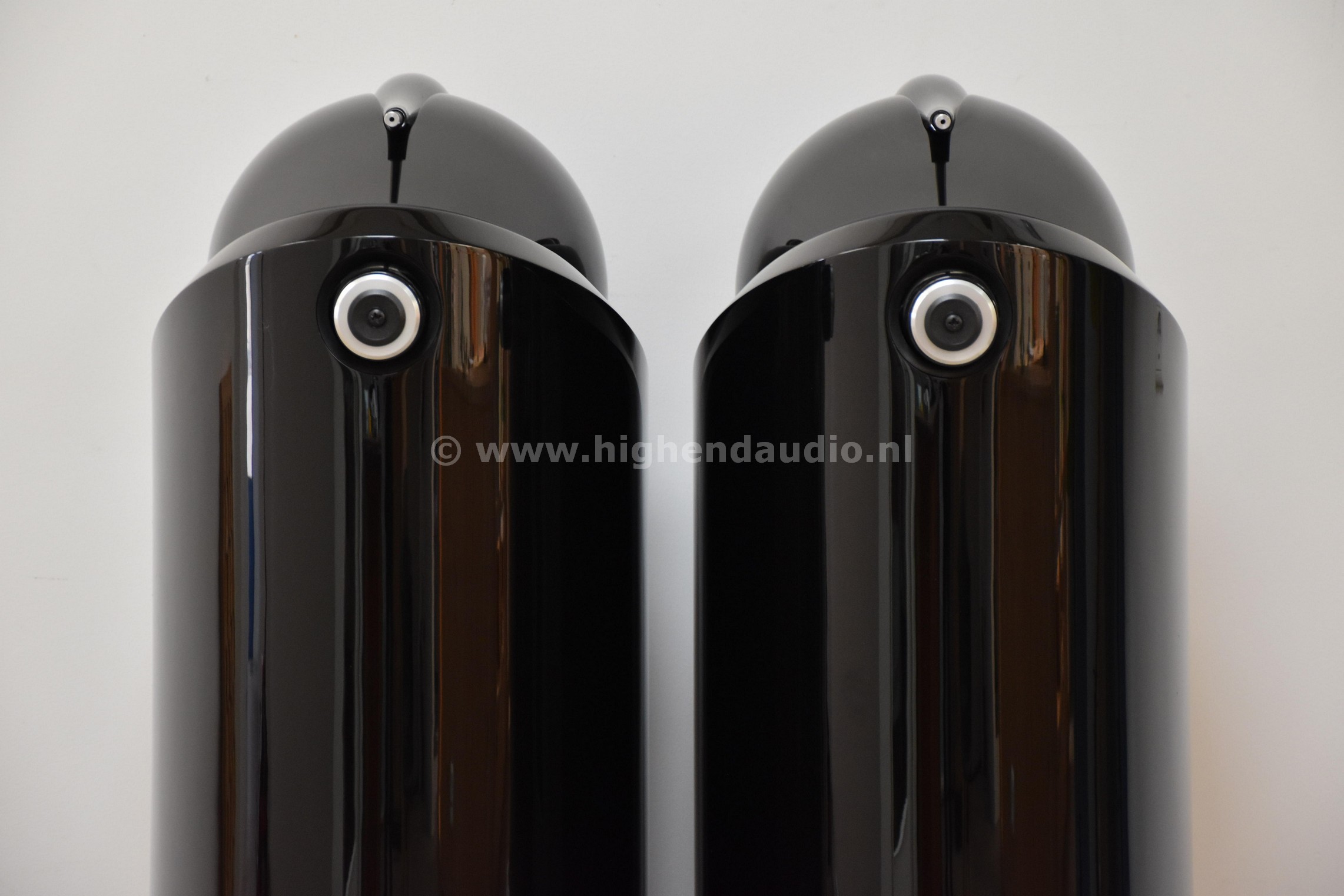 B&W-802Diamond-0006907-0006908-backtop_wm