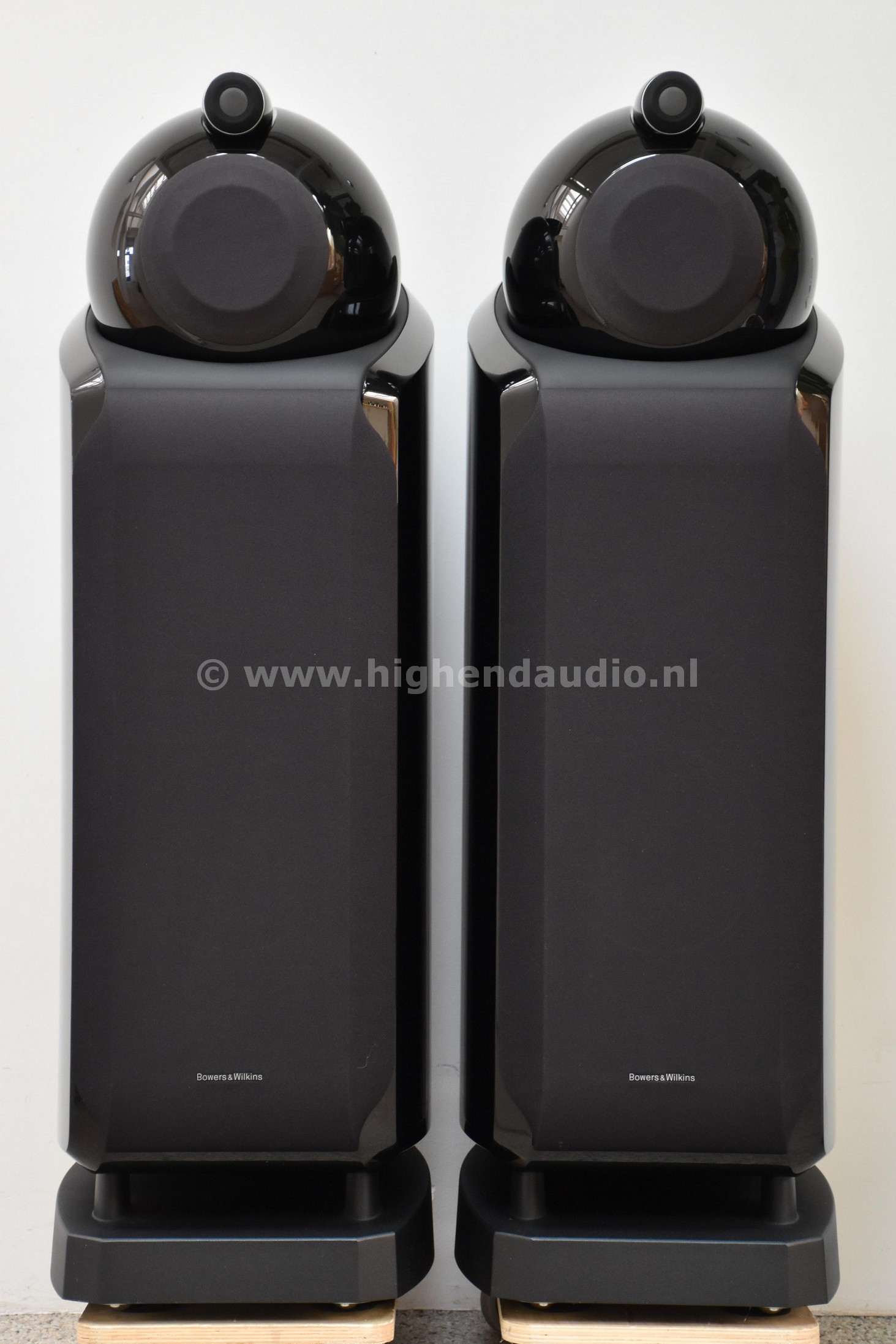 B&W-802Diamond-0006907-0006908-front_wm