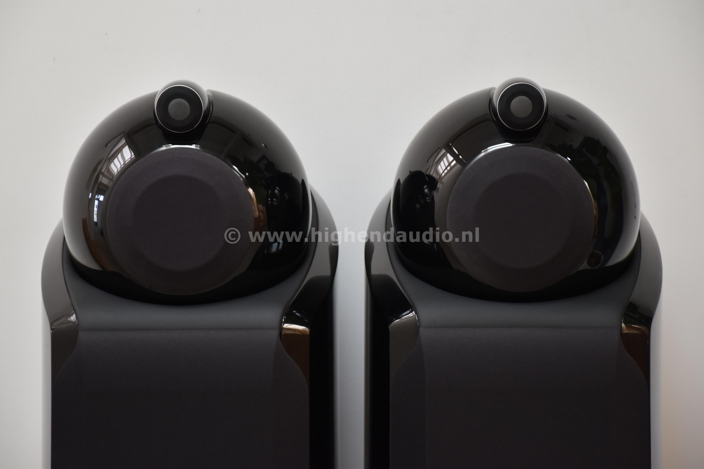 B&W-802Diamond-0006907-0006908-fronttop_wm