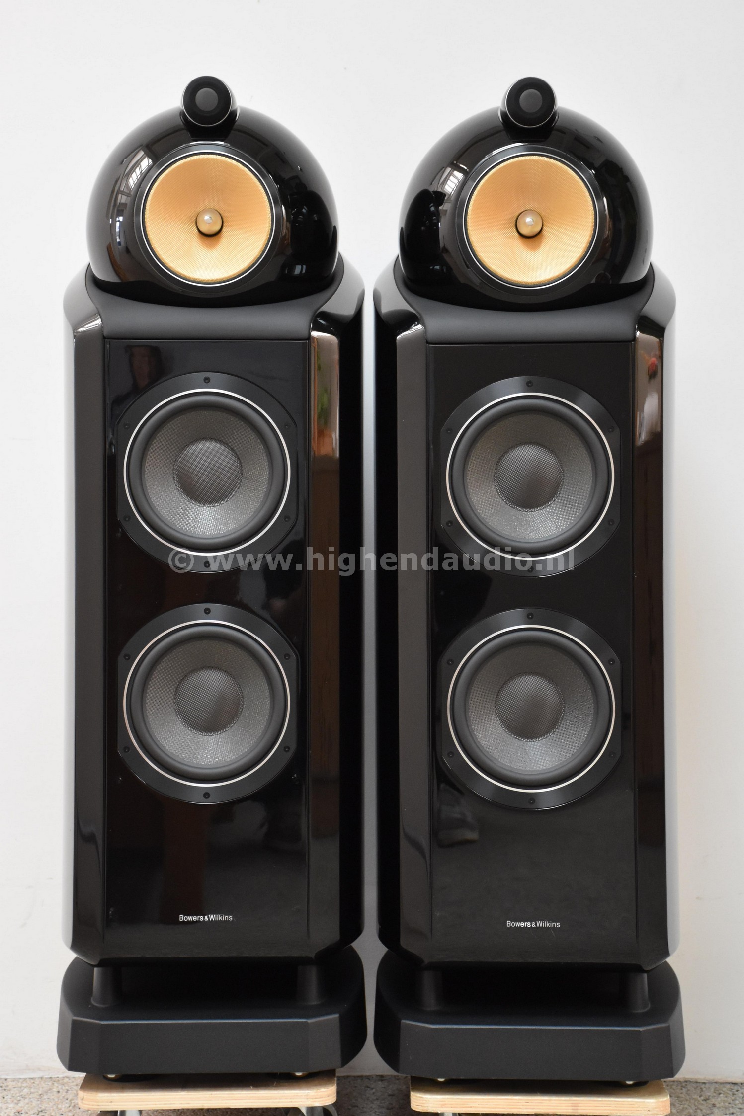 B&W-802Diamond-0006907-0006908-frontwog_wm