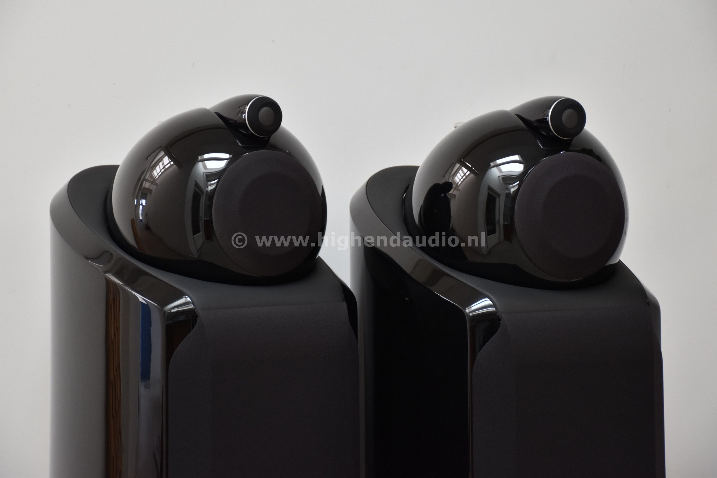 B&W-802Diamond-0006907-0006908-sidetop_wm