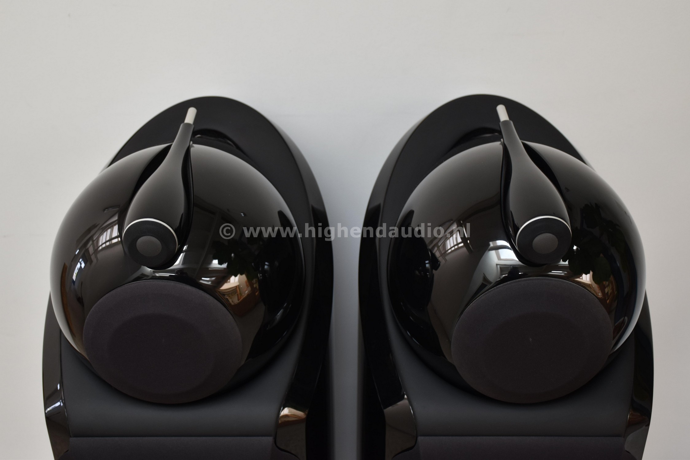 B&W-802Diamond-0006907-0006908-top_wm