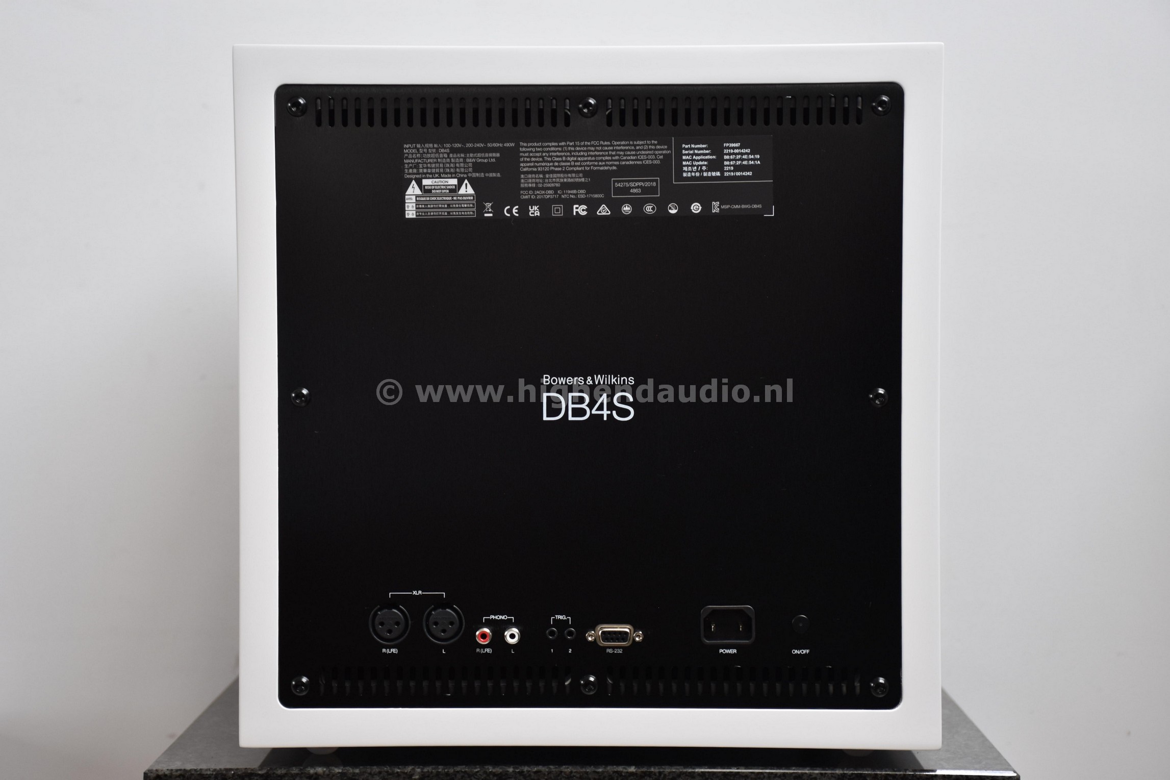 B&W-DB4S-22190014242-back_wm