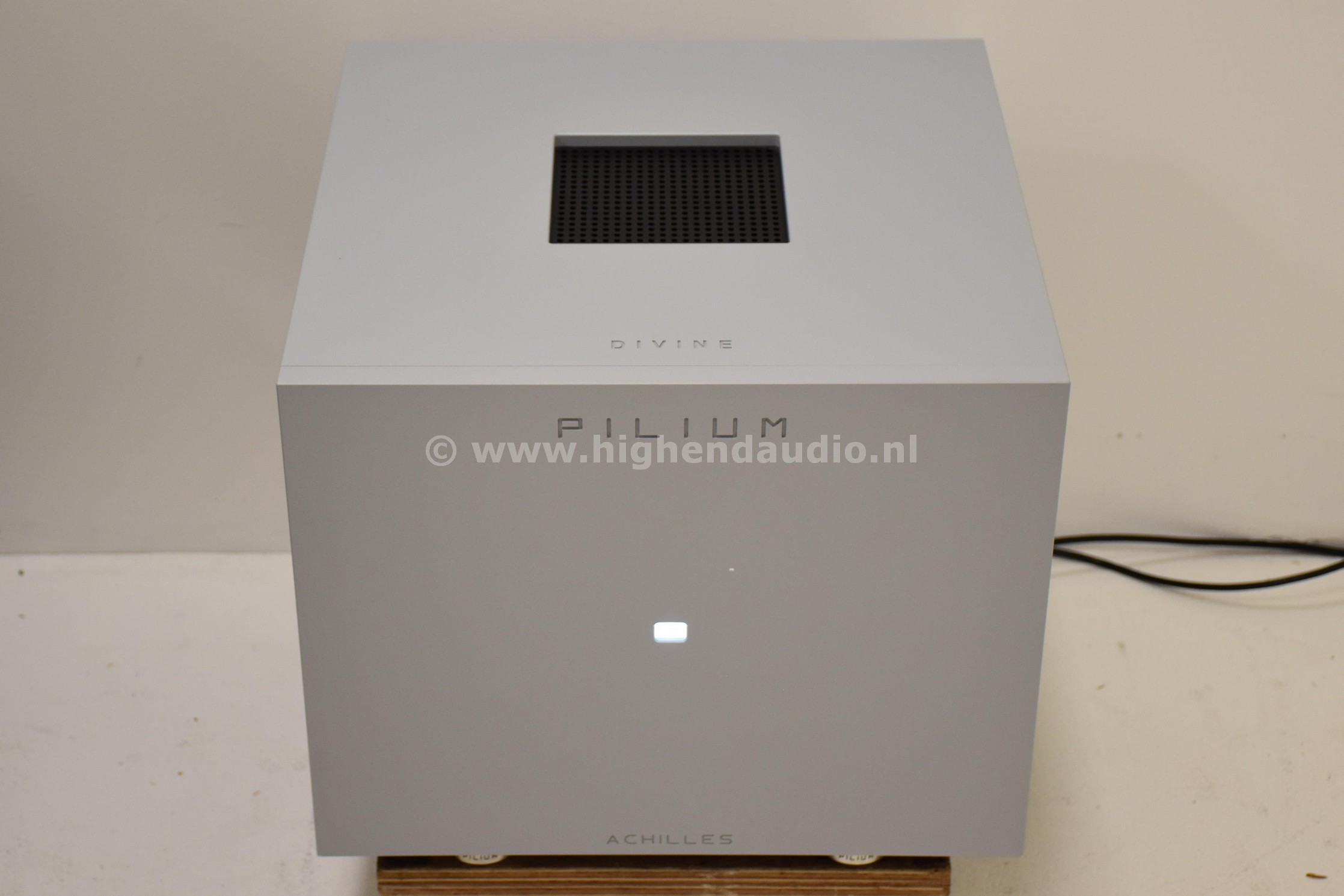 Pilium-Achilles-032-top_wm