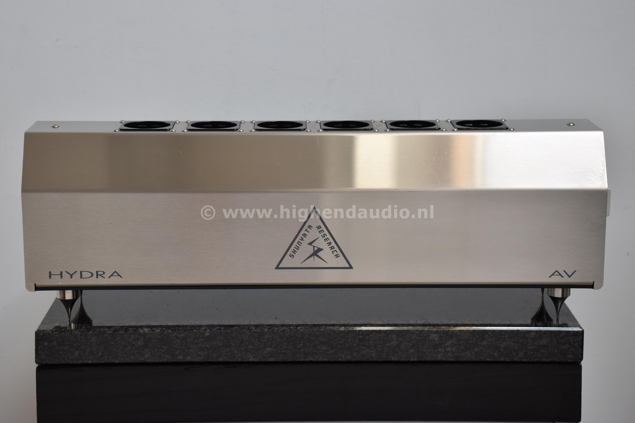 Shunyata-HydraAV-HYE688-side1_wm