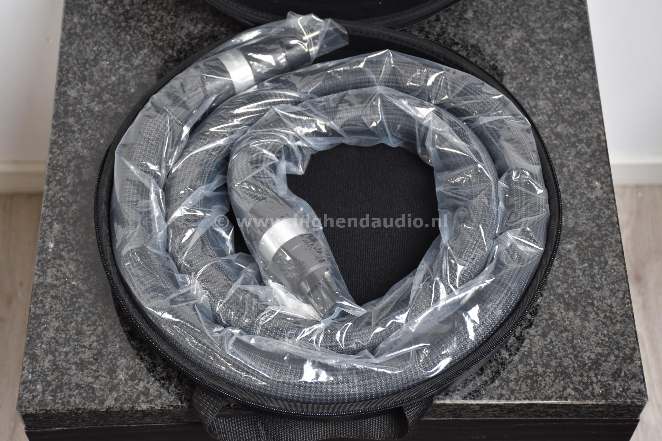 Shunyata-SigmaNR-1,75m-SIG3865-cableinbag_wm