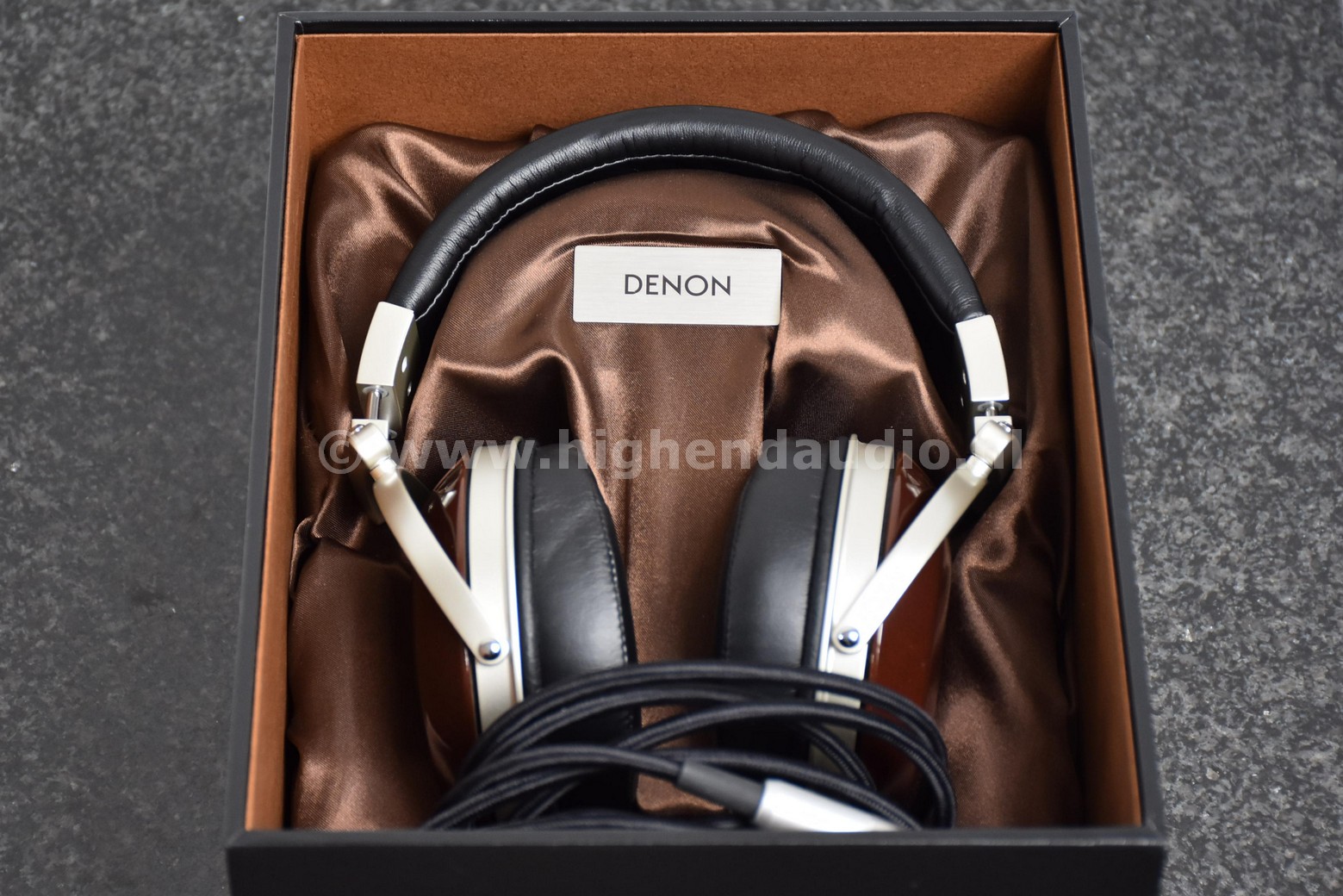 Denon-AHD7000-0109753898-headphoneinbox_wm