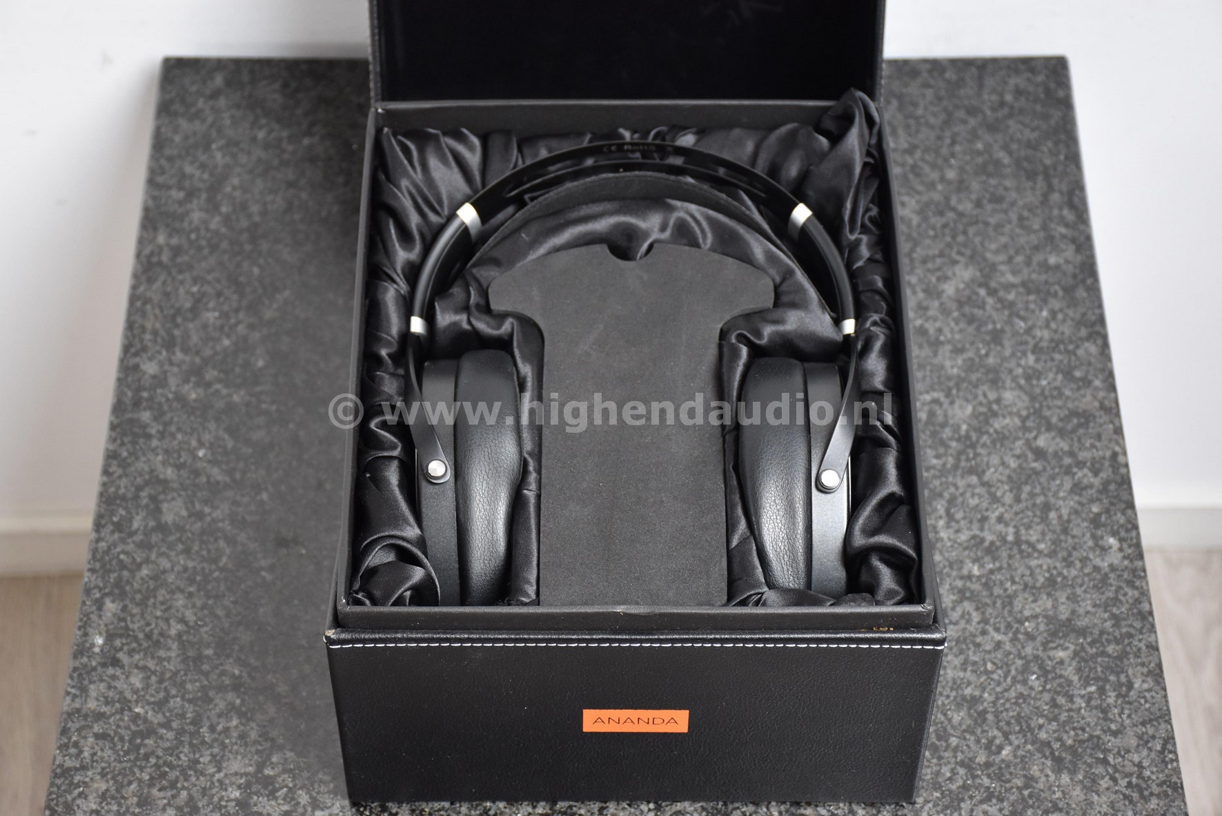 Hifiman-Ananda-headphoneinbox_wm