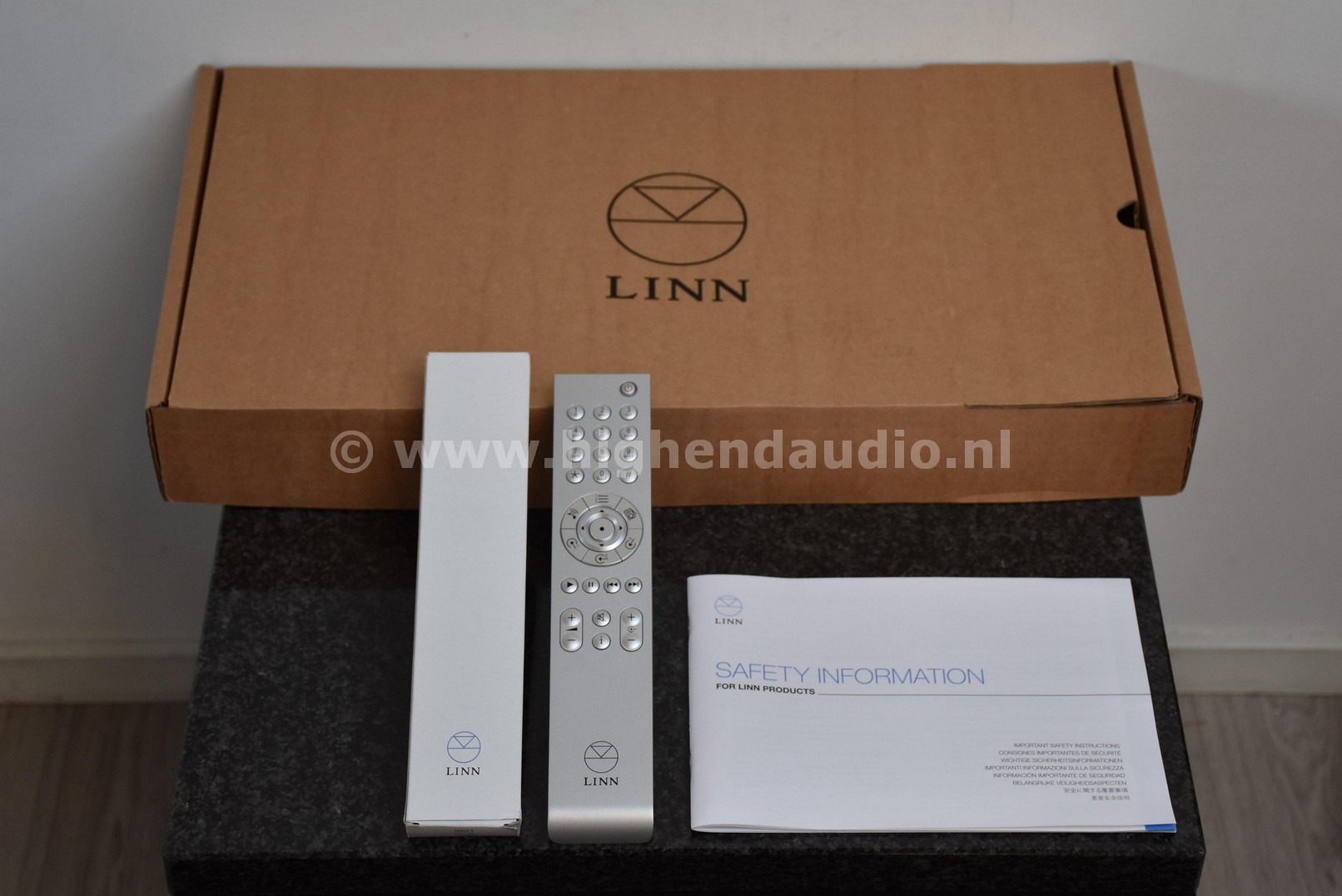 Linn-AkurateDSM3Utopik-1456918-remoteaccessoriesbox_wm