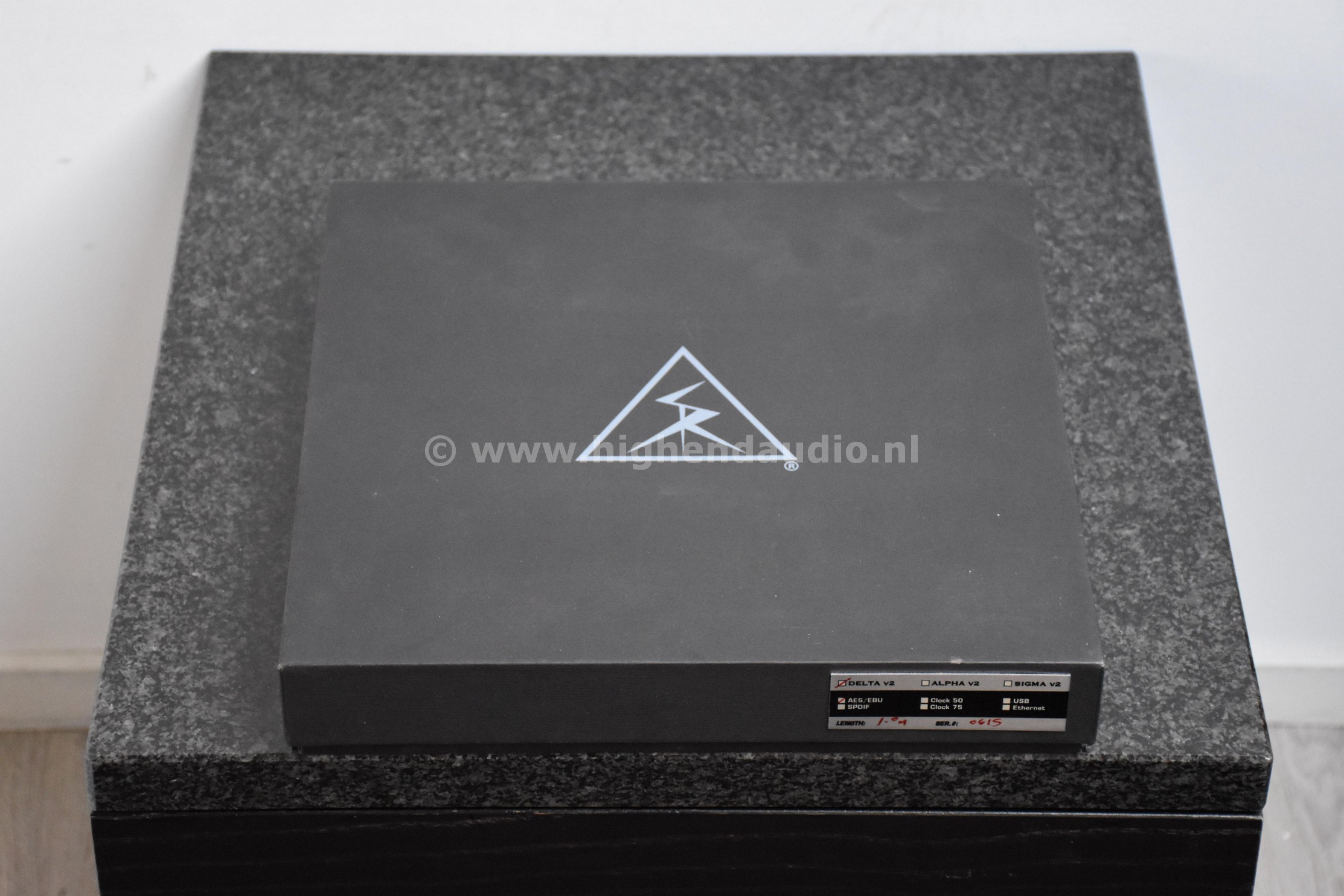 Shunyata-DeltaV2-AESEBU-1m-0615-box_wm